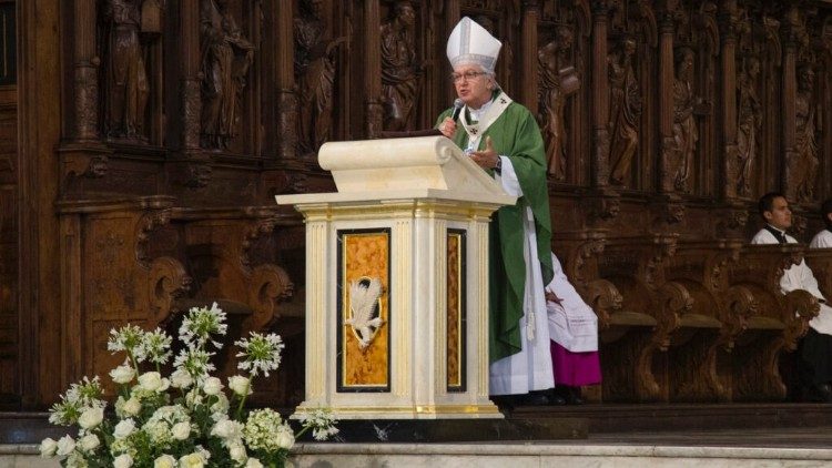 Celebración Eucarística presidida por Monseñor Carlos Castillo en la catedral de Lima, Perú.