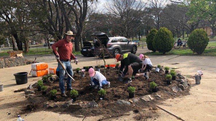 I parrocchiani a lavoro alla Chiesa di San Giuseppe