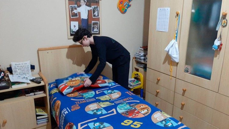 Em casa Thiago Lucas acorda cedo e arruma a cama e começa as aulas