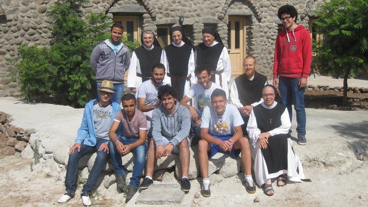 Las hermanas de Azeir con algunos jóvenes sirios