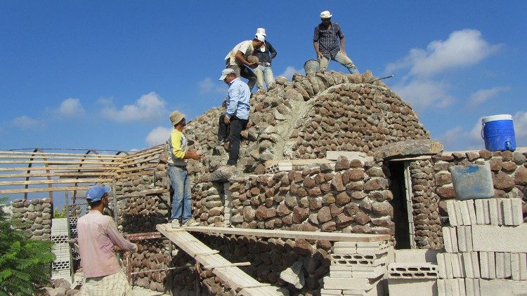 Algunos jóvenes sirios en la construcción de la hospedería