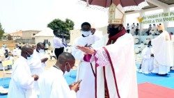 OrdenaCAo-sacerdotal1-HuamboAEM.jpg