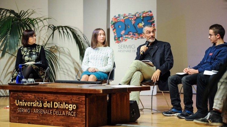 Padre Claudio Monge in un incontro al Sermig di Torino