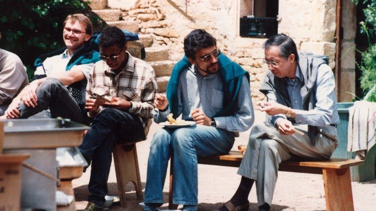 Claudio Monge (al centro) alla semplice mensa di Taizé