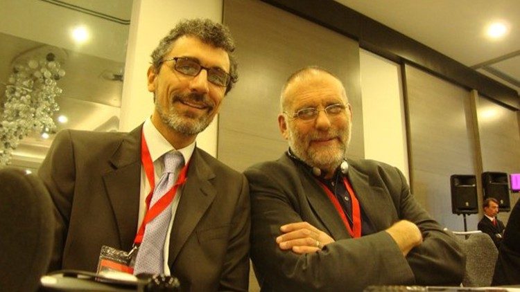 Padre Claudio Monge (a sinistra) con padre Paolo dall'Oglio, il gesuita rapito in Siria nel luglio 2013