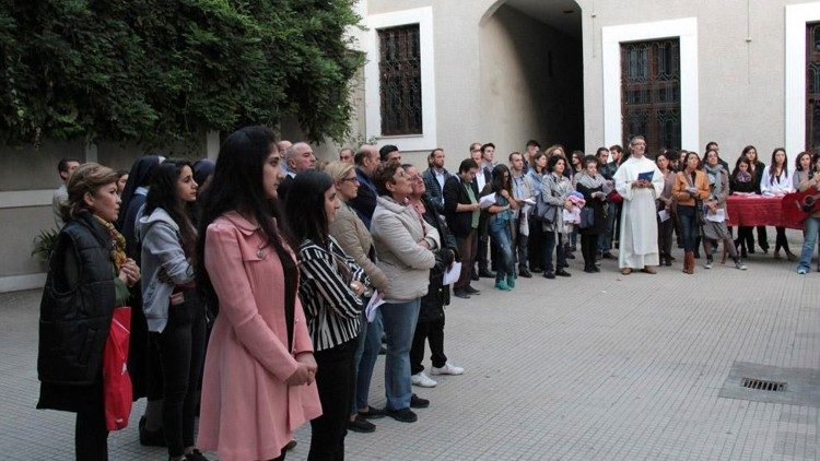 Padre Monge guida un incontro di giovani cattolici a Istanbul
