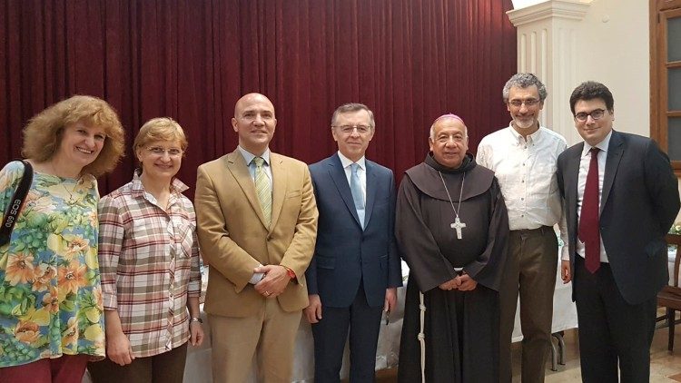 Padre Monge (secondo da destra) nel vicariato apostolico di Istanbul con il vescovo Ruben Terrablanca, alla sua destra, accanto all'ambasciatore turco presso la Santa Sede Goktas e gli altri membri della commissione per il dialogo interreligioso