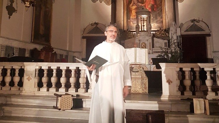 Padre Monge nella sua parrocchia, la chiesa dei Santi Pietro e Paolo a Istanbul