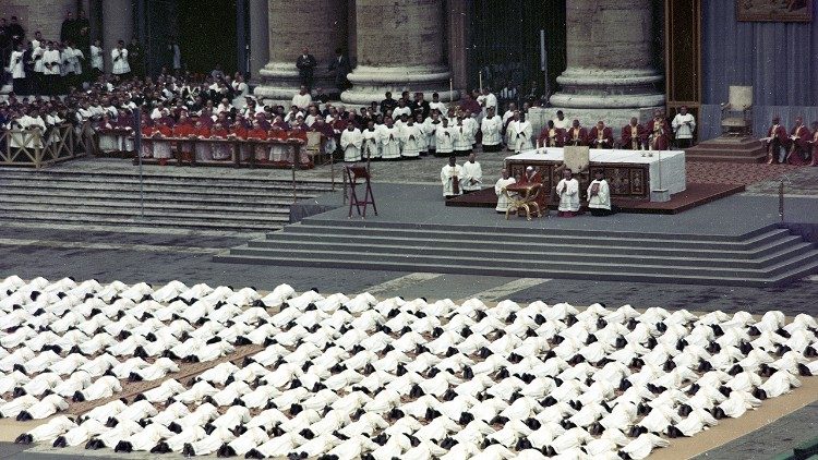 Eine Messfeier Papst Pauls VI. 1970 auf dem Petersplatz