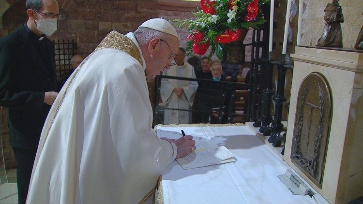 2020.10.03 Assisi Papa Firma Enciclica