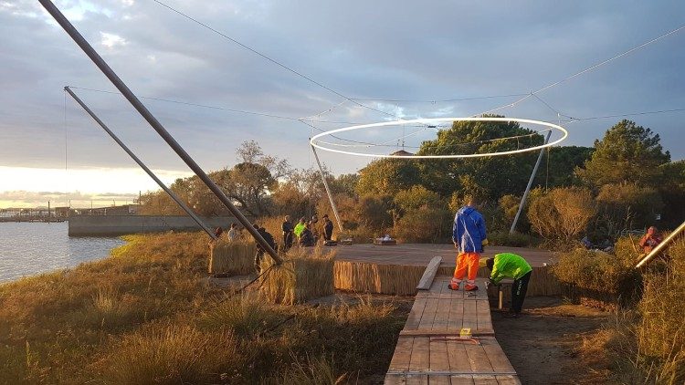 Ultimi ritocchi alla cappella Laudato Sì prima dell'inaugurazione