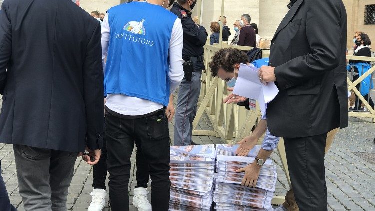 I ragazzi mentre distribuiscono le copie