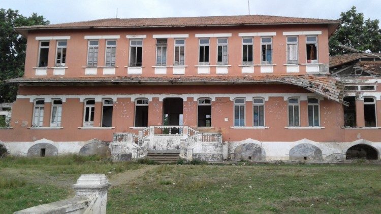 Velha empresa abandonada em São Tomé e Príncipe