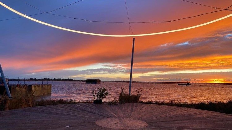 La cappella "Laudato si'" nel Delta del Po al tramonto