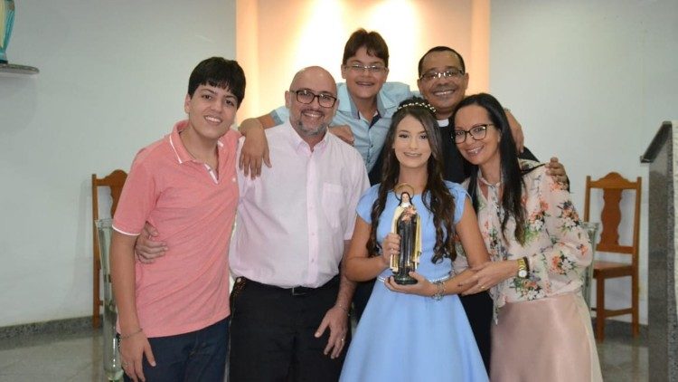 Jovem Maria Clara com a família