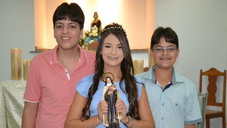 Maria Clara com os irmãos Filipe e João