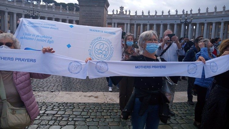 Mamme-della-preghiera-in-piazza-San-Pietro-durante-la-Preghiera-dellAngelus.jpg