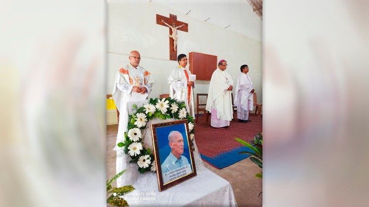 बेल्जियन जेस्विट मिशनरी फादर लुईस फ्रैंकन की अंतिम विदाई पर ख्रीस्तयाग