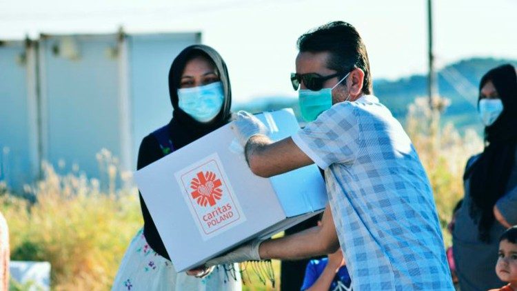 Consegna pacchi della Caritas in regioni disagiate d'Europa