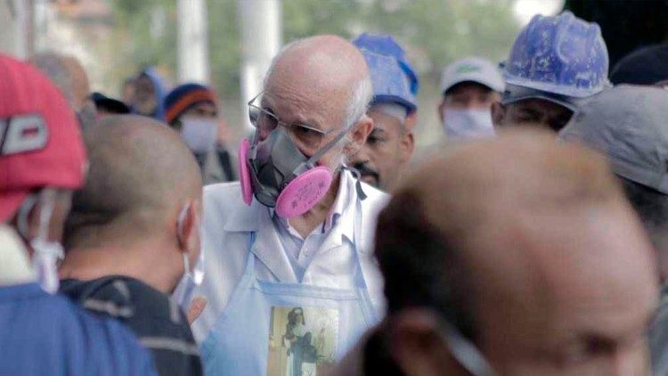 Кс. Джуліа Ланчэлоці сярод бяздомных Сан-Паўлу