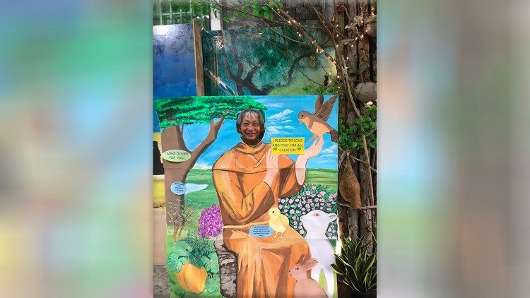 Un parrocchiano e un cartonato di San Francesco d’Assisi