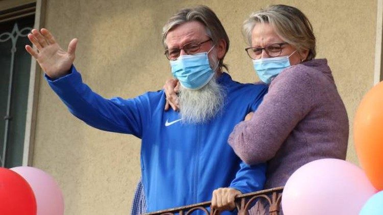 Le père Pierluigi Maccalli de retour dans son village d'origine de Madignano, ici avec sa sœur