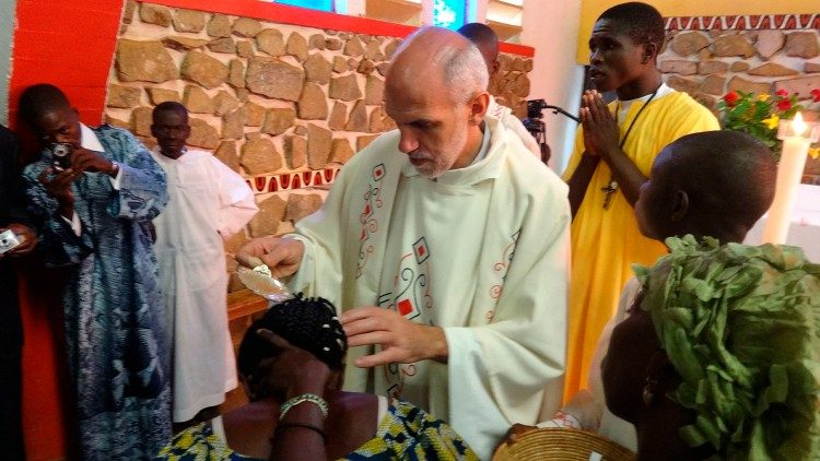 Padre Gazzera durante il rito di Battesimo di un catecumeno