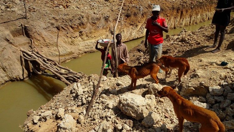 Operai al lavoro presso il fiume
