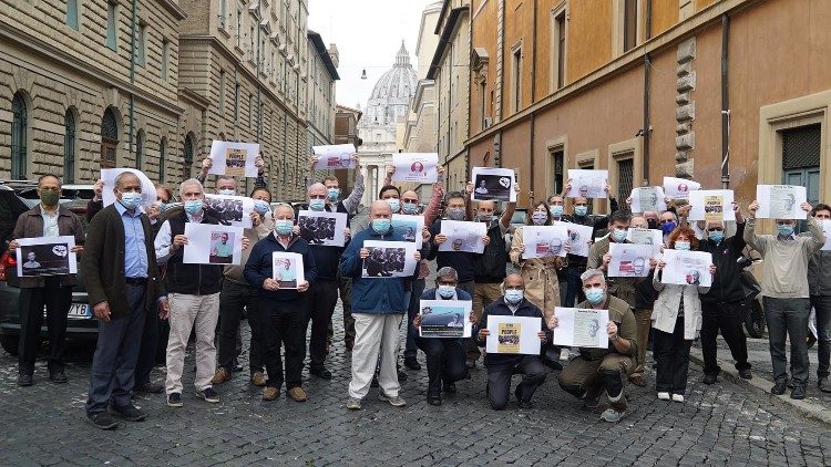 Manifestation des Jésuites au siège de la Compagnie à Rome