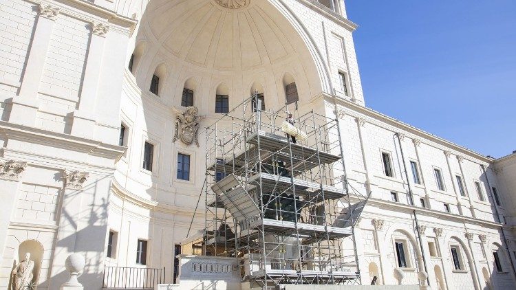 La Pigna e il capitello nascosti dai ponteggi durante il restauro