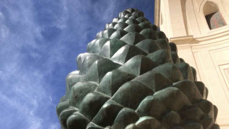 Un particolare della Pigna, vista da vicino, dopo il restauro