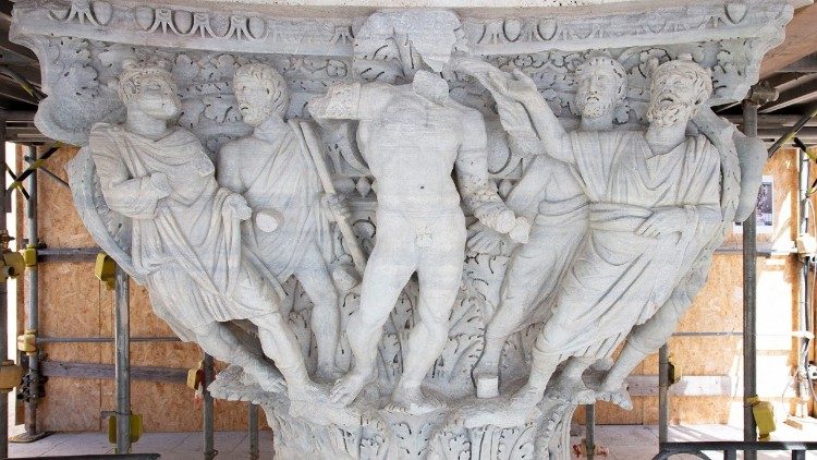 Particolare del capitello e del trionfo del pugile