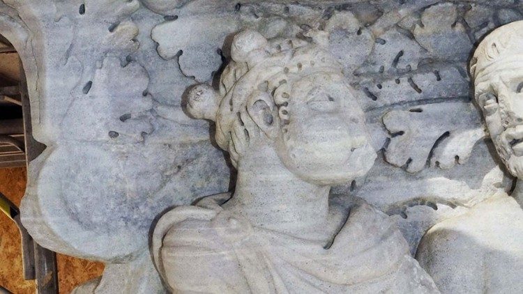 Lo stesso particolare del capitello, dopo il restauro