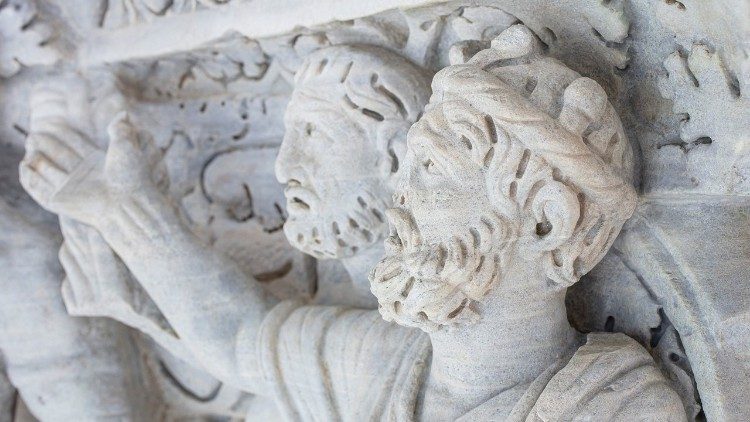 Particolare delle decorazioni a rilievo del capitello