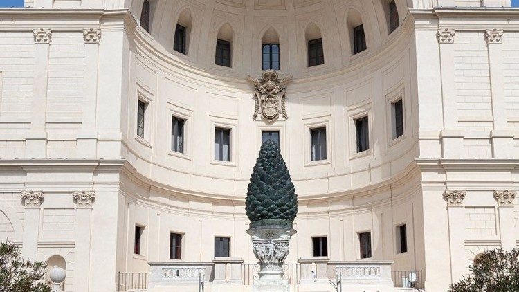 Il Nicchione con la Pigna e il capitello in marmo che fa da basamento