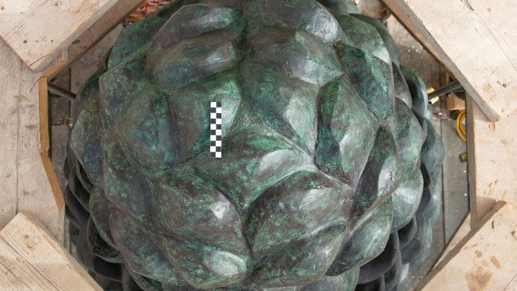 La Pigna fotografata dall'alto, prima del restauro