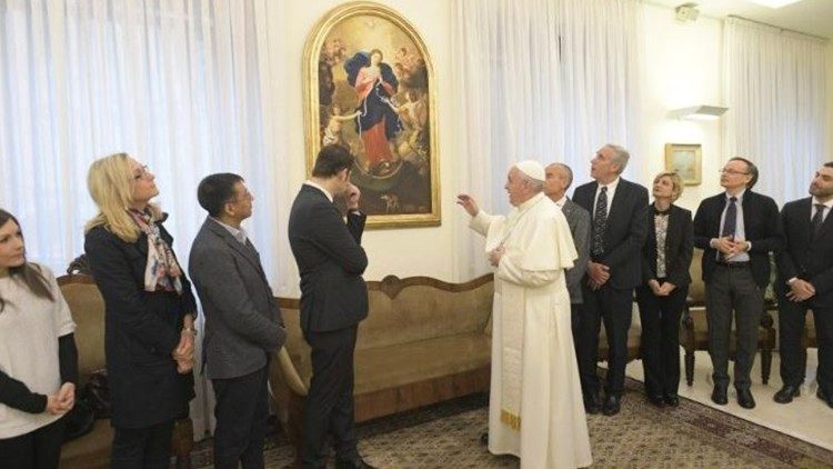 Papa Francesco davanti la Madonna che scioglie i nodi a Casa Santa Marta