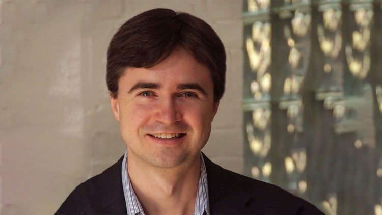 El compositor Julian Darius Revie