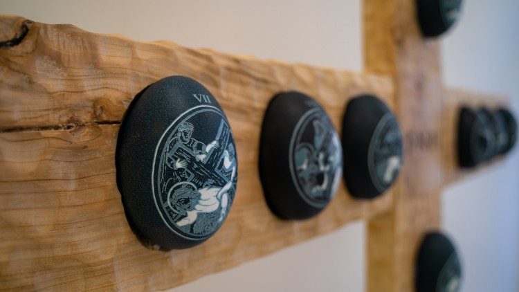 este año el Papa Francisco ha confiado la preparación de las meditaciones del Vía Crucis al Grupo Scout Agesci "Foligno I" (Umbría) y a la Parroquia Romana Santi Martiri di Uganda.