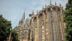 aachen-cathedral-1504227_1920aem.jpg