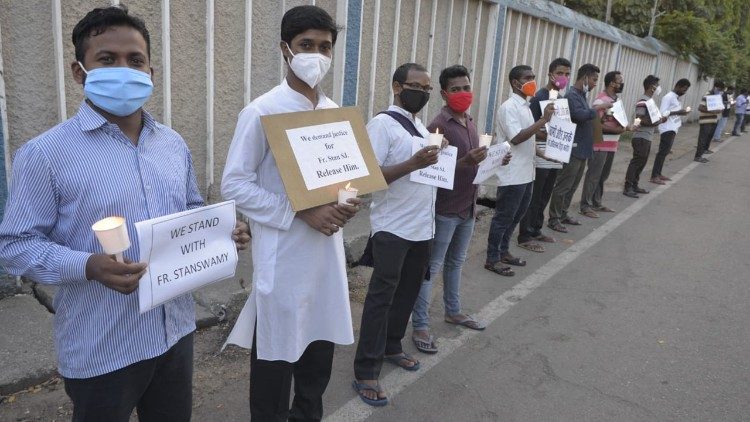 Supporters of Fr. Stan Swamy SJ expressing solidarity with the jailed elderly priest. 