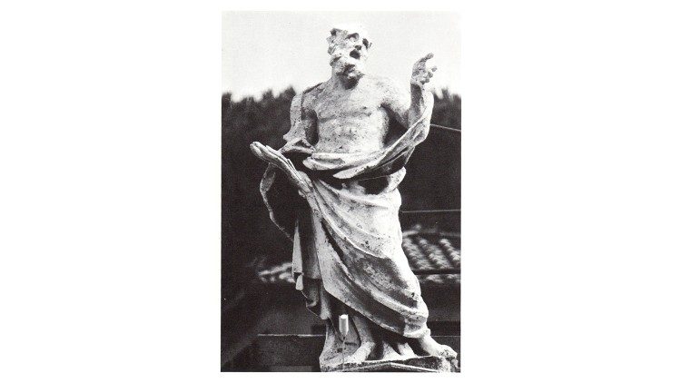 Estátua de São Teobaldo sobre a colunata de Bernini