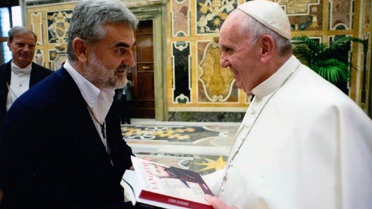 Padre Daniele Moschetti, missionario comboniano, insieme a Papa Francesco