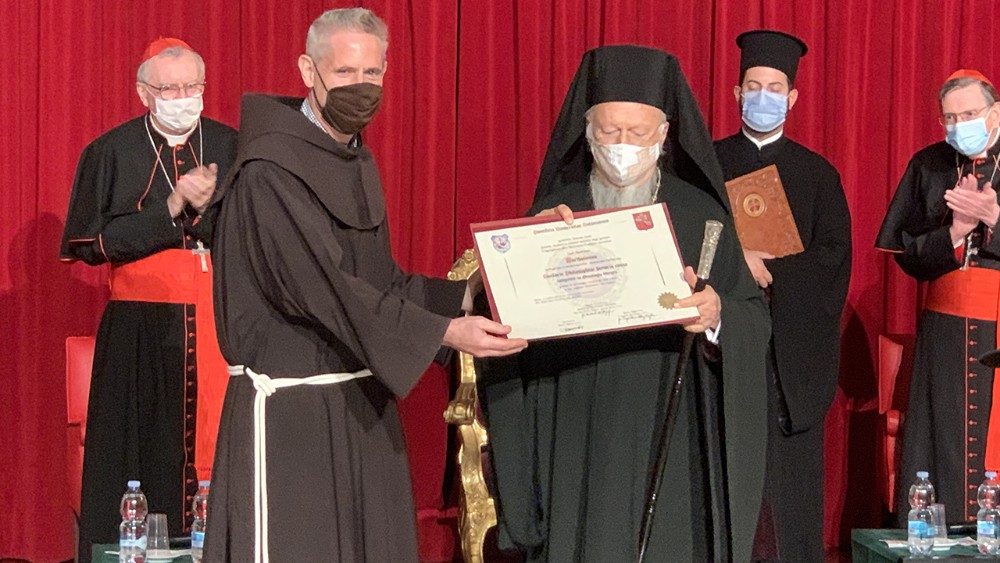 2020.10.21 Entrega del doctorado al Patriarca de manos del Canciller de la Universidad Fray Michael Anthony Perry