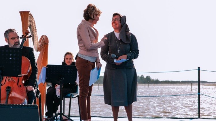 La presentadora Eugenia Scotti con la hermana Alessandra Smerilli