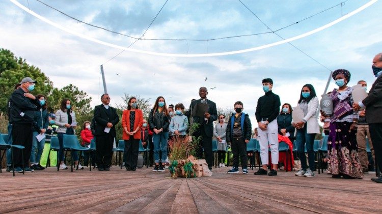 El Cardenal Turkson bendice la Living Chapel