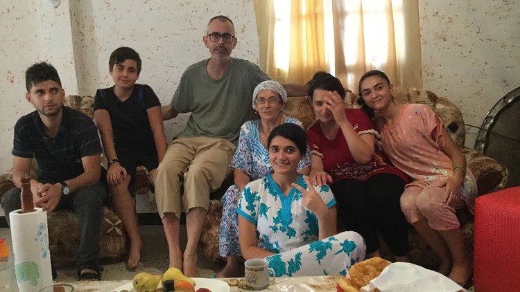 El padre José María Cantal Rivas, con una familia argelina