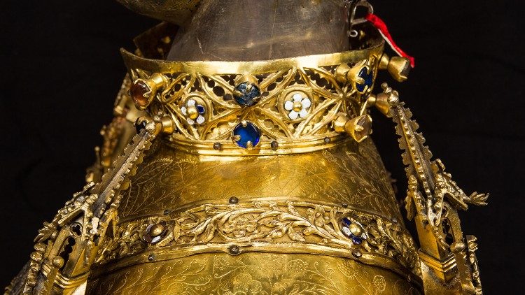 Particolare di un busto reliquiario in mostra