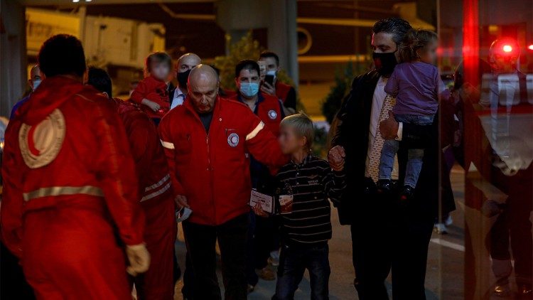 Crianças albanesas que voltam da Síria