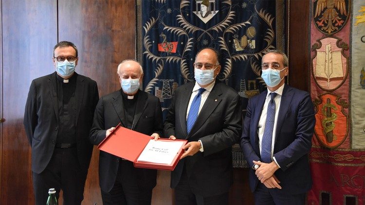 L'arcivescovo Vincenzo Paglia (secondo da sinistra) e il rettore de "la Sapienza" Eugenio Gaudio  (alla sua sinistra), con l'appello "Rome Call for AI ethics, firmato oggi dall'Ateneo romano